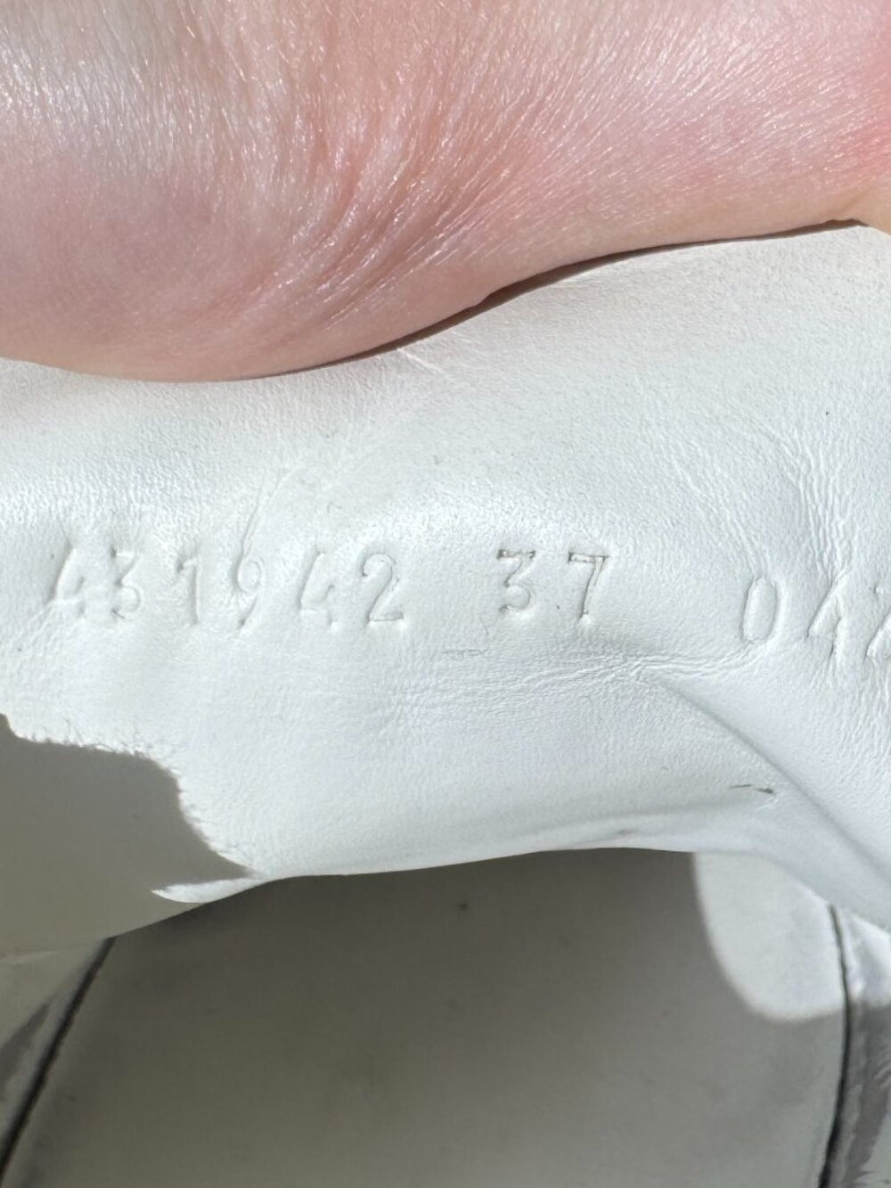 Gucci New Ace Sneakers with Bee Embroidery [100% Authentic] - Picture 5 of 6